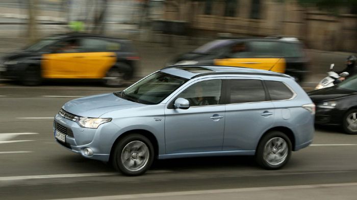 Το Outlander PHEV διακρίνεται ως το «καθαρότερο SUV 4x4», έχοντας εκπομπές CO2 44 γρ./χλμ., ενώ ως ηλεκτρικό όχημα έχει αυτονομία έως και 52 χλμ.